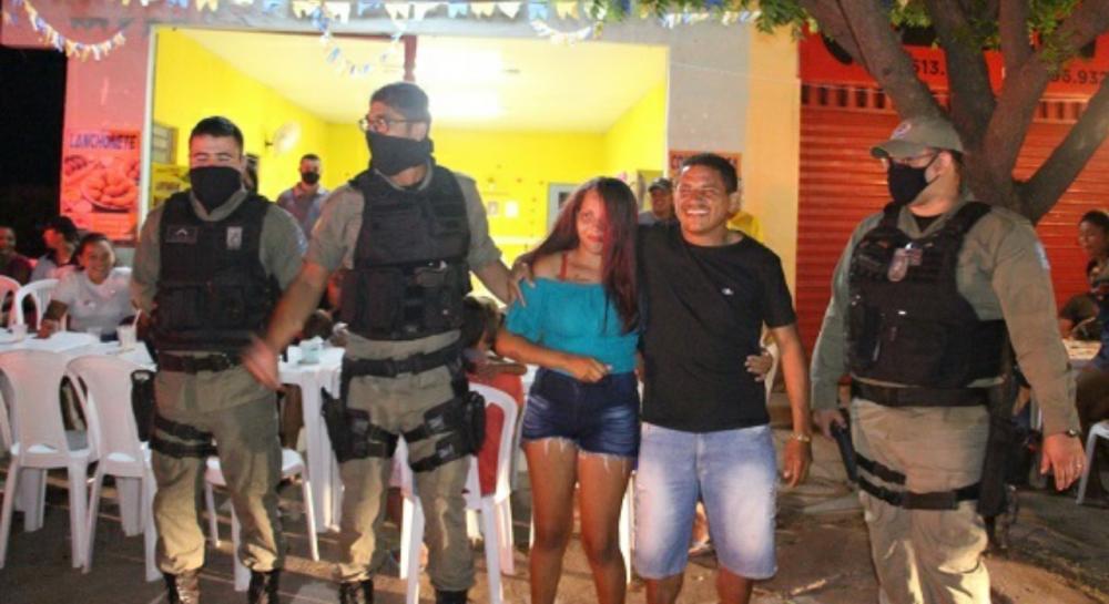 Homem pede namorada em casamento em ‘baculejo’ da PM em cidade do Piauí