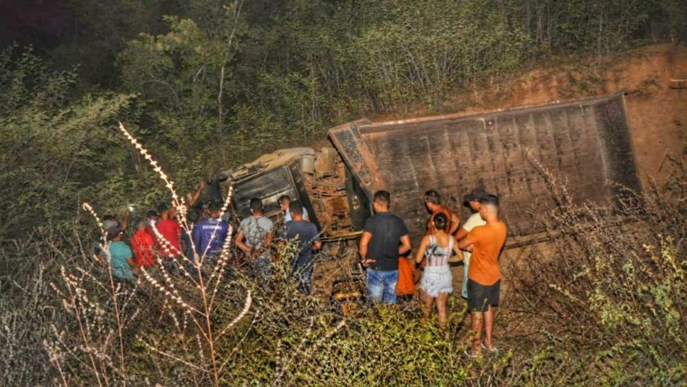 Motorista fica preso às ferragens após grave acidente na PI-225, em Hugo Napoleão