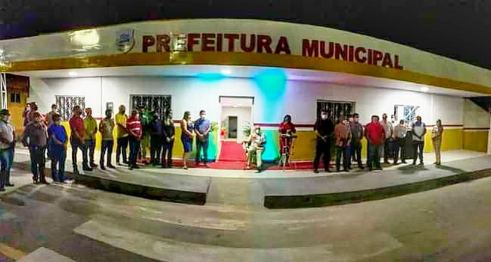 Adelbarto Santos inaugura 'Galeria de fotos de Prefeitos' de São Francisco do Maranhão