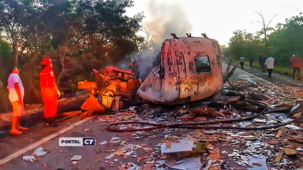 Acidente grave entre duas carretas provoca incêndio na BR-222 no Norte do Piauí