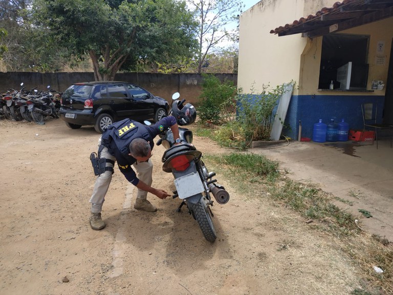 Polícia recupera na BR-135 motocicleta roubada há dois anos em Floriano