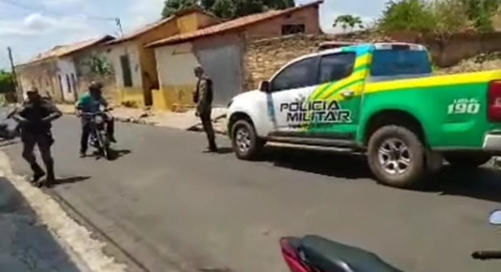 Corpo de recém nascido é jogado em terreno no centro da cidade de Floriano