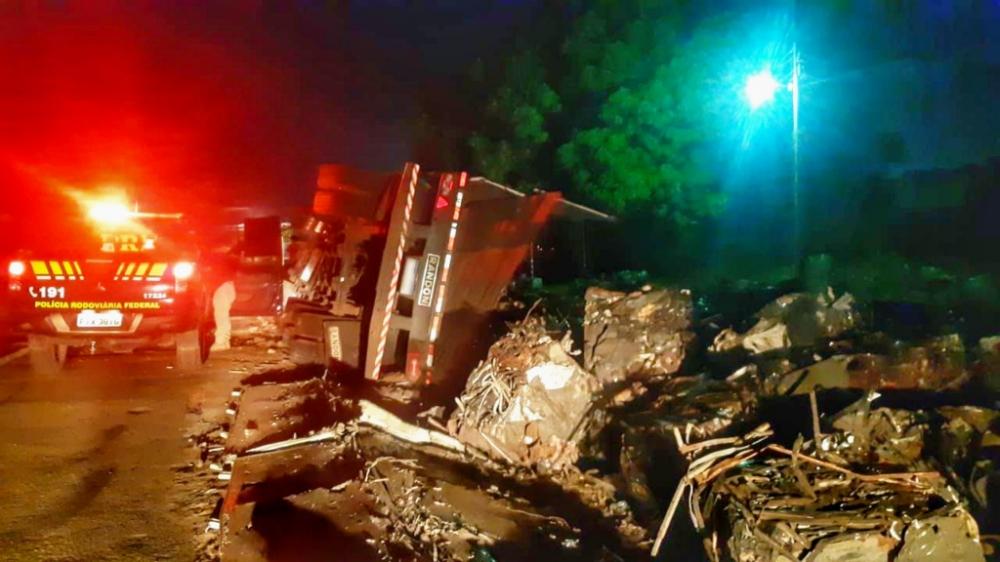 Motorista de caminhão com carga perde controle e tomba na BR-343 no Piauí