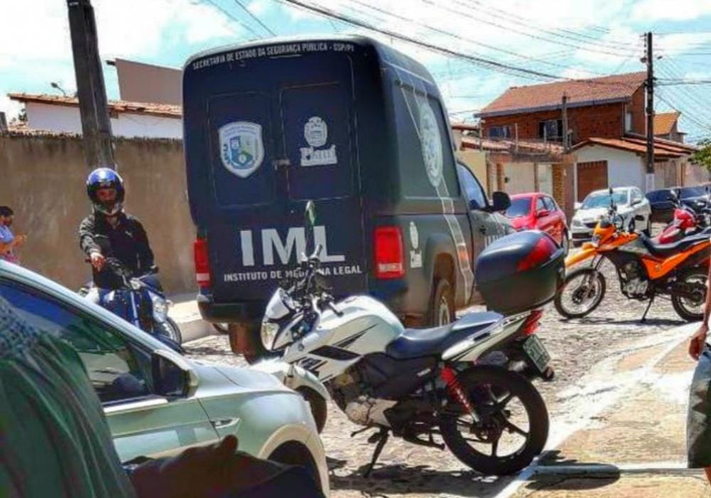 Dupla em motocicleta mata homem a tiros no meio da rua em cidade do Piauí