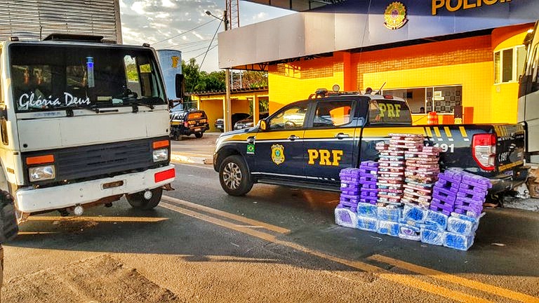 Polícia apreende 305 tabletes de maconha escondidos no caminhão em Floriano