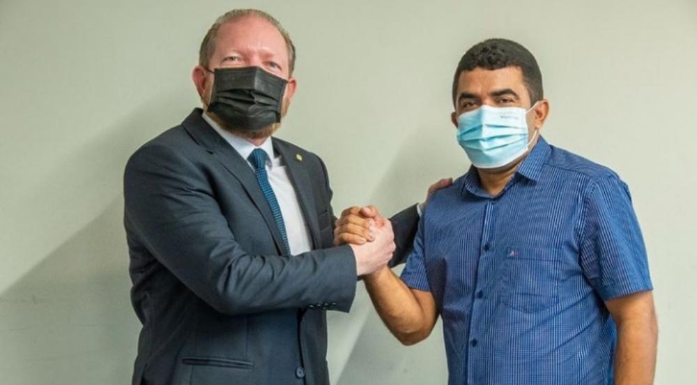 Deputado Othelino Neto recebe prefeito Adelbarto Santos de São Francisco do Maranhão