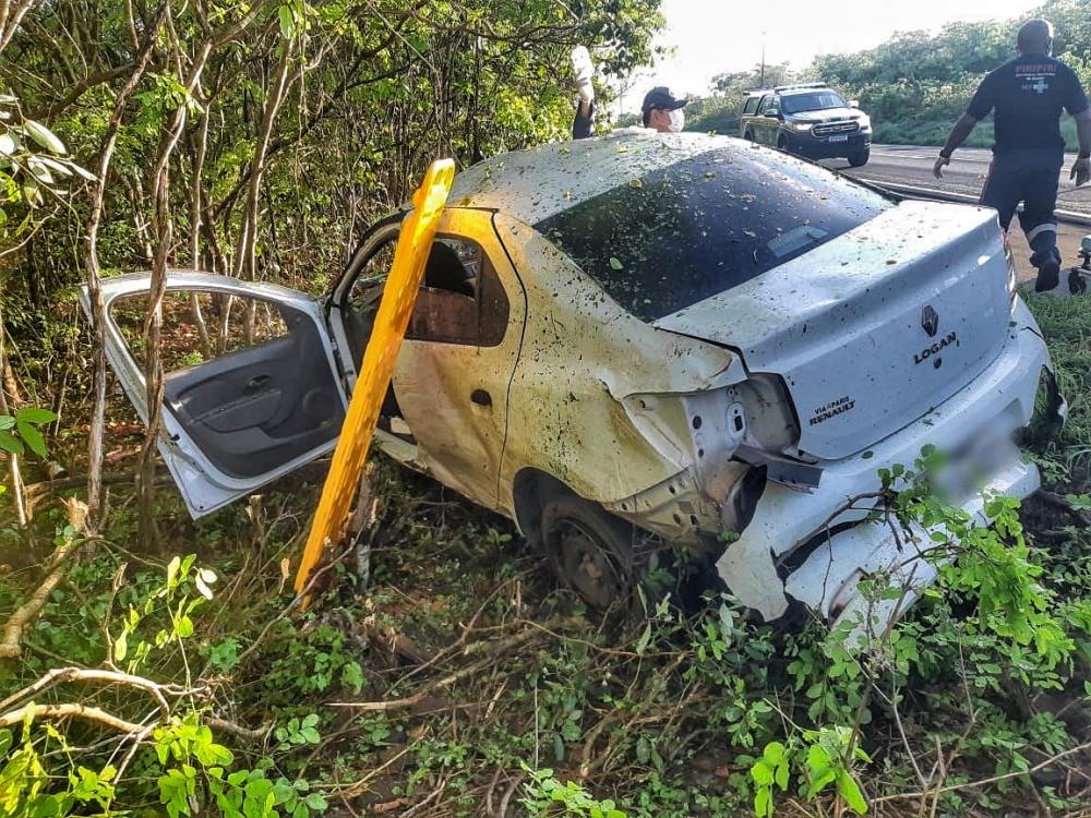 Jovem de 23 anos fica gravemente ferido após carro capotar na BR-343 no Piauí