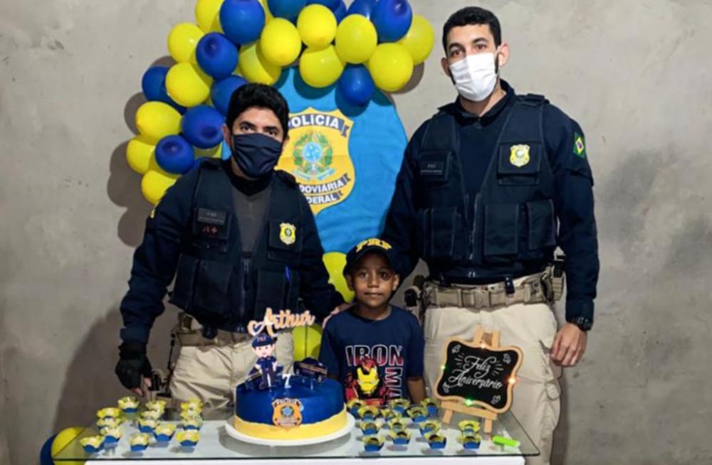Garoto fã da PRF recebe visita surpresa de policiais em seu aniversário em Floriano
