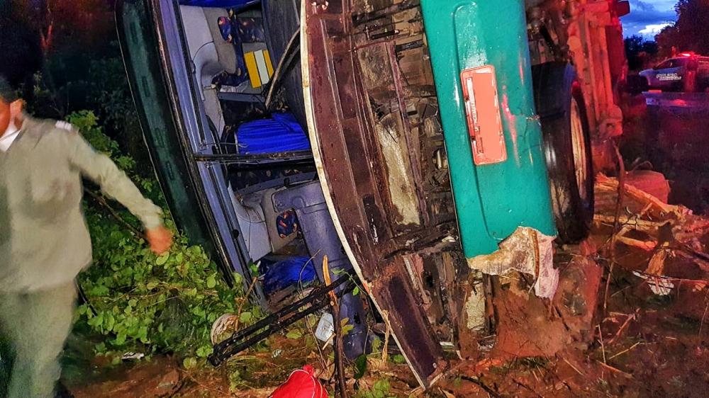 Motorista de ônibus morre em acidente após tombar na BR-135 no Piauí