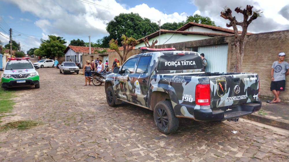 Homem é executado a tiros na frente de familiares na porta de casa no Piauí