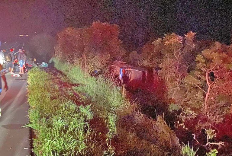 Ônibus que saiu do Piauí tomba deixando um morto e 15 feridos na BR-050