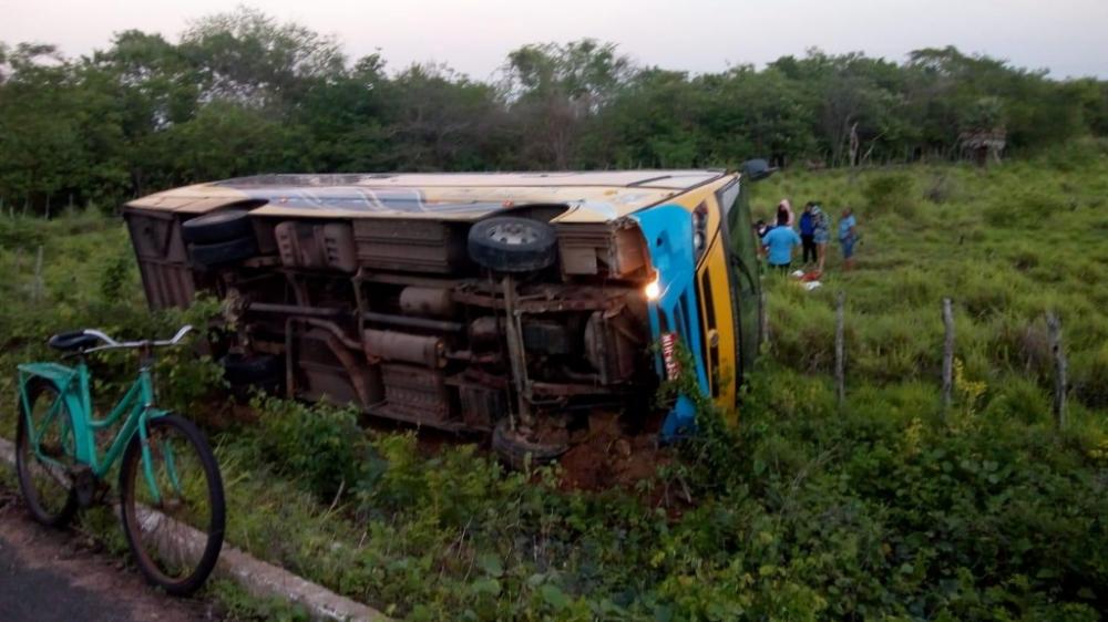 Ônibus tomba e passageiros ficam feridos em rodovia do Piauí