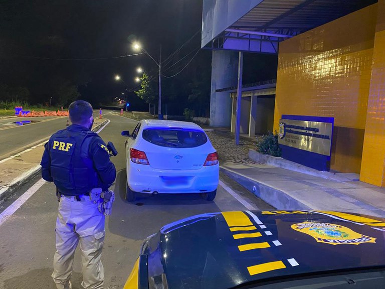 Polícia recupera em Floriano carro roubado há 72 horas em Amarante
