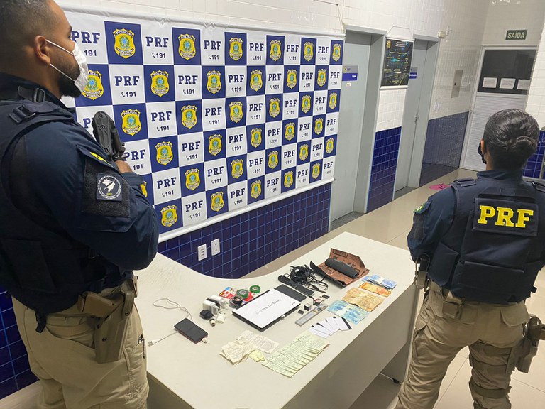 Dupla que aplicava golpes em caixas eletrônicos é presa na BR 230 em Floriano