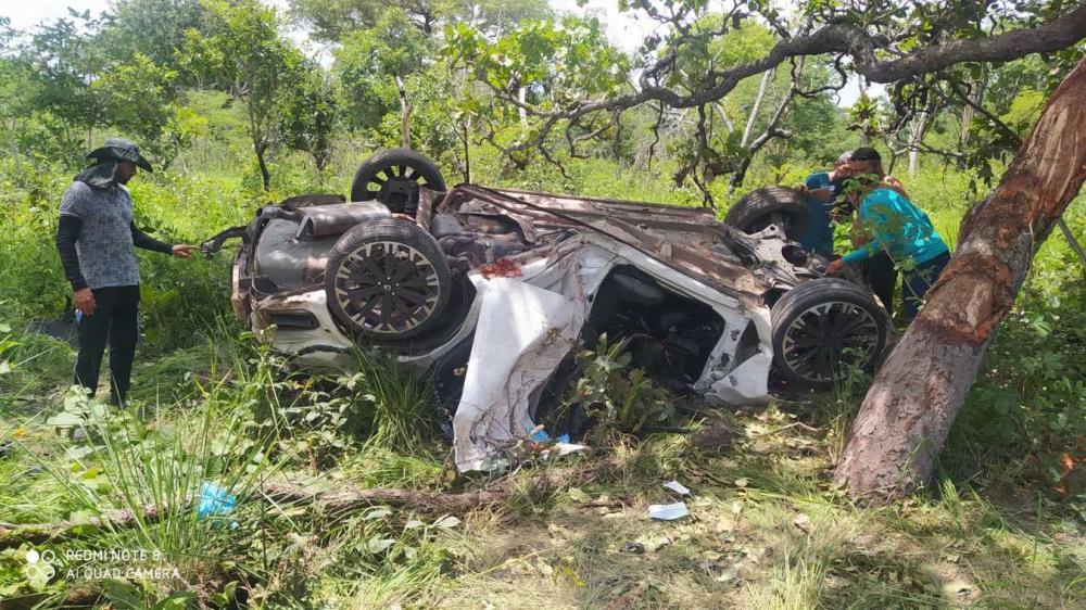 Homem de 28 anos colide carro em árvore e morre entre as ferragens em Floriano