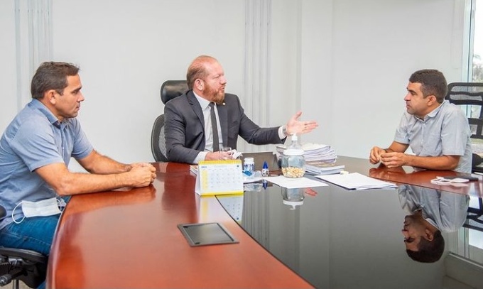 Deputado Othelino Neto recebe prefeito e secretário de São Francisco do Maranhão