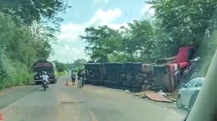 Vídeo: Caminhão com carga pesada tomba entre Regeneração e Angical do Piauí