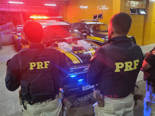 Acusado de homicídio é preso dentro de ônibus com cocaína e celulares em Floriano