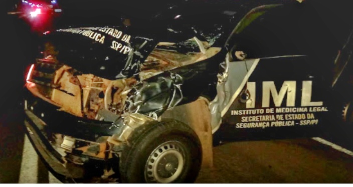 Carro do IML com corpo de vítima se envolve em acidente na BR-343, no Piauí