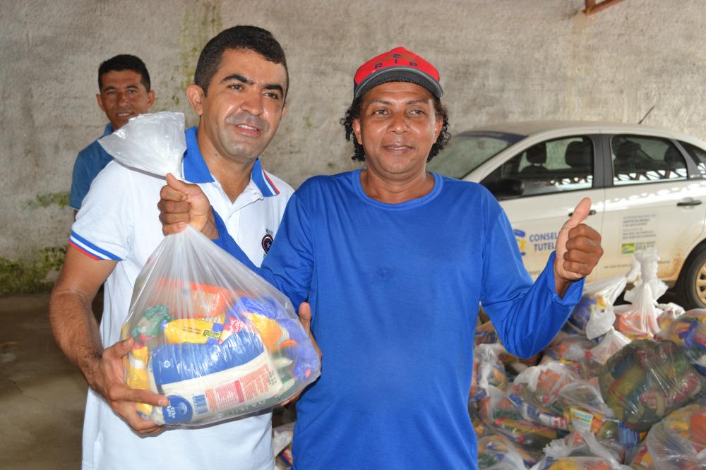 Prefeito Adelbarto Santos entrega 24 mil kg de alimentos para São Francisco do Maranhão