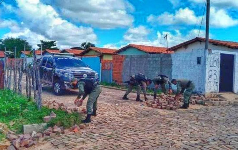 Criminosos fecham rua com pedras para impedir ação da Polícia Militar no Piauí
