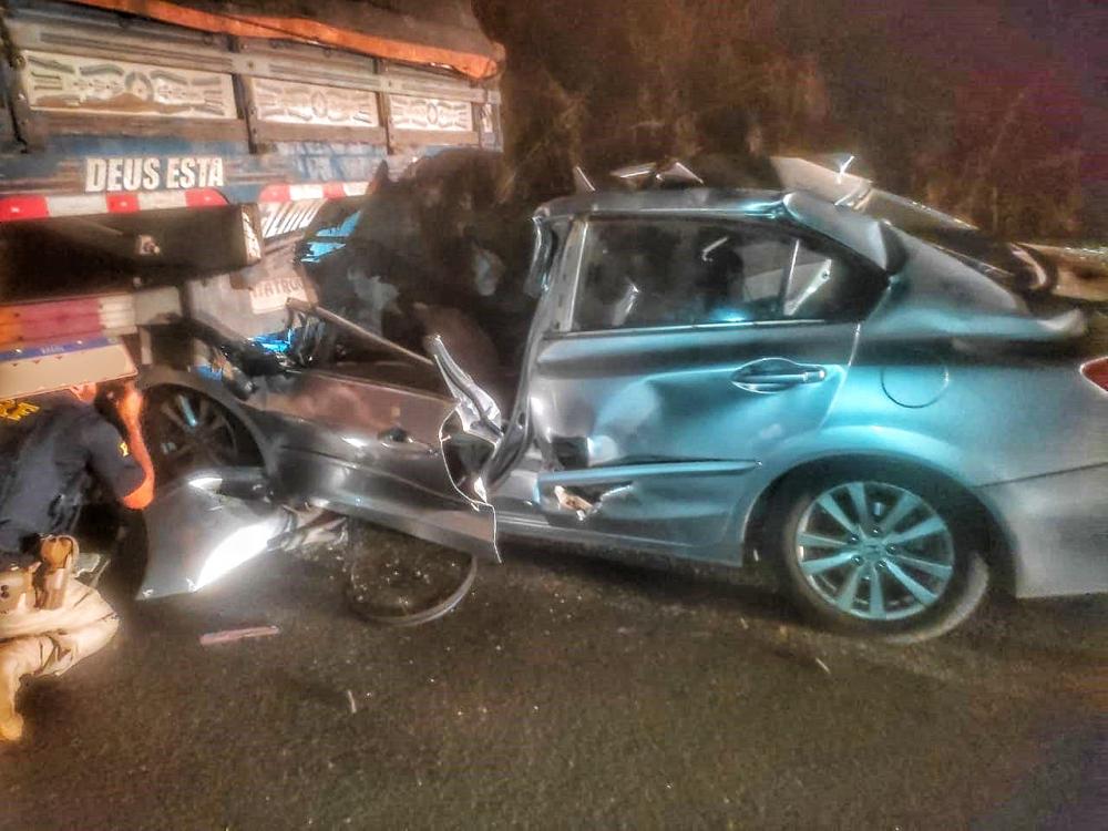 Motorista de 28 anos morre após colidir carro na traseira de caminhão na BR 316 no Piauí