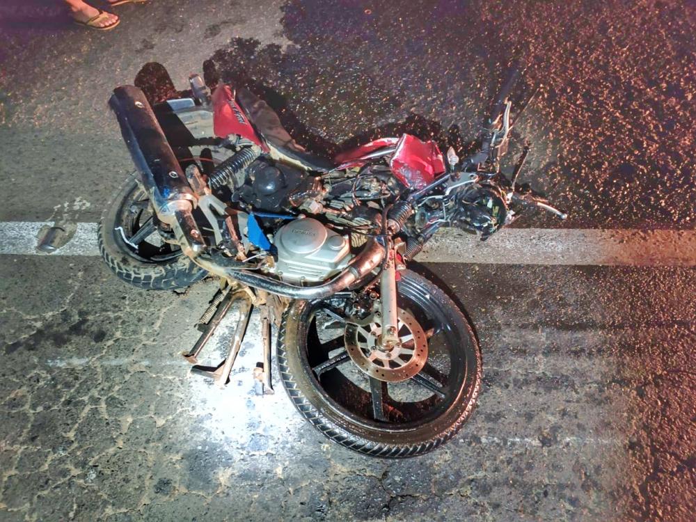 Motociclista morre após invadir contramão e bater de frente com caminhão no Piauí