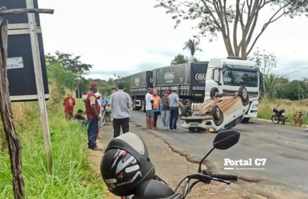 Carro vai parar no mato após colisão traseira em acidente na BR 343 em Angical do Piauí