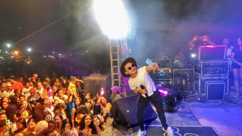 Bandas fazem a animação no Festival de Verão na prainha em São Francisco do Maranhão