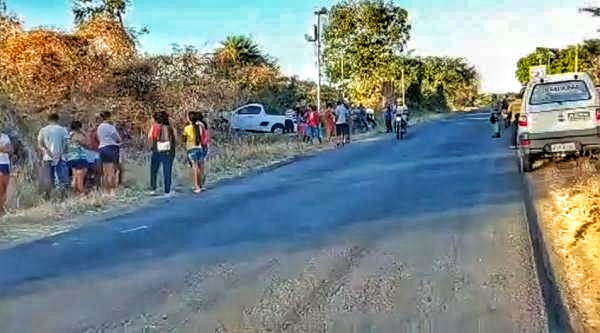 Mulher morre e homem fica ferido em acidente entre carro e moto na cidade de Floriano