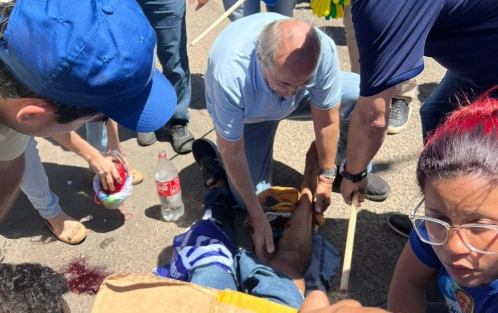 Silvio Mendes atende motociclista após acidente em São Pedro do Piauí