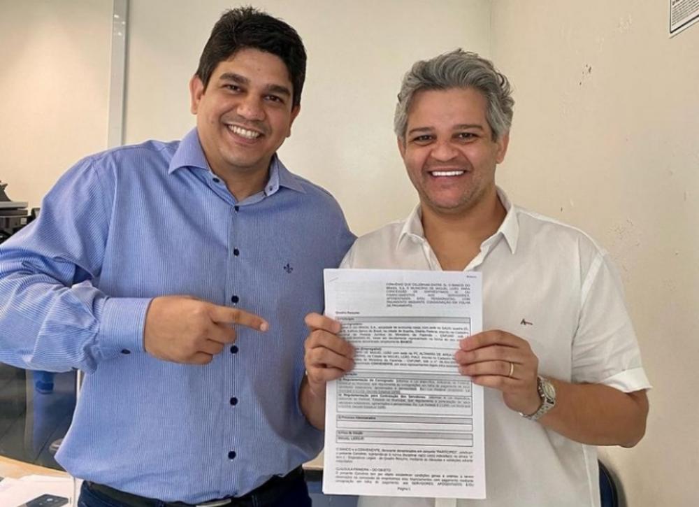 Prefeito Robertinho firma convênio para empréstimos e financiamentos aos servidores públicos