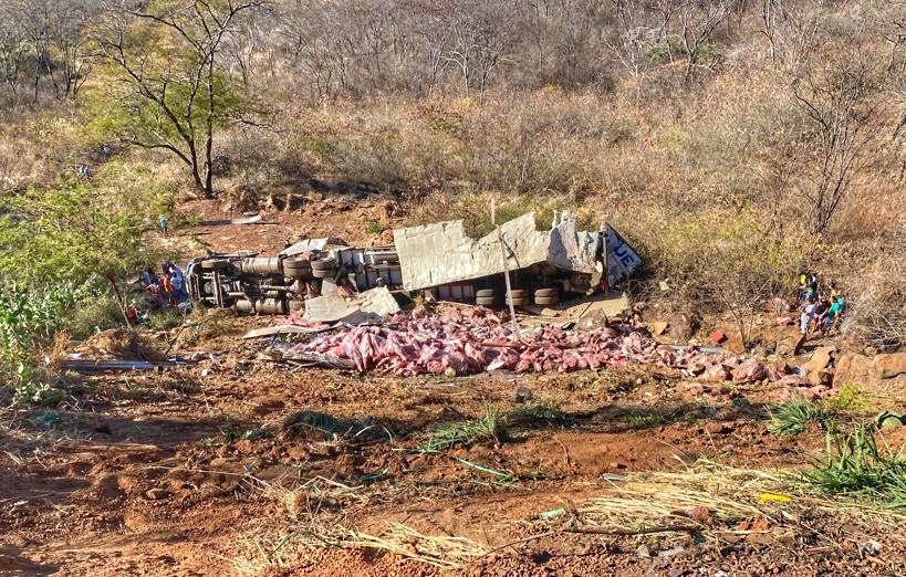 Caminhão carregado com carne cai em ribanceira e carga é saqueada no Piauí