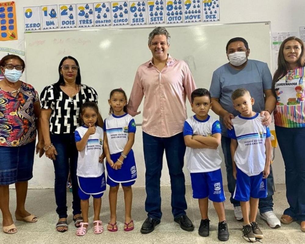 Prefeito Robertinho entrega fardamento escolar completo aos alunos de Miguel Leão