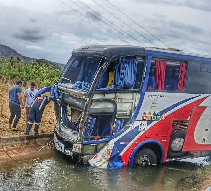 Ônibus com destino ao Piauí se envolve em acidente e mata homem na BR-135