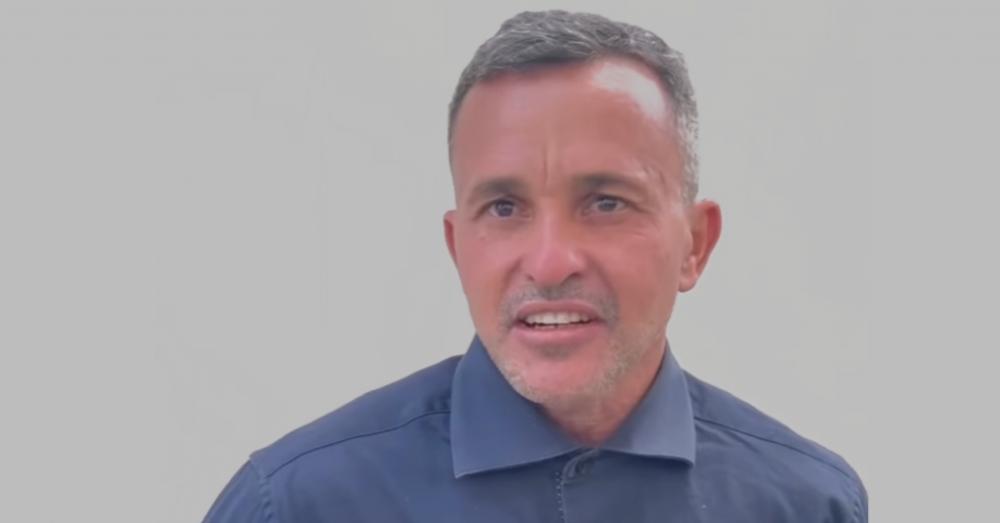 Aos 41 anos, analfabeto realiza sonho de ler a Bíblia e ter novo sorriso: 