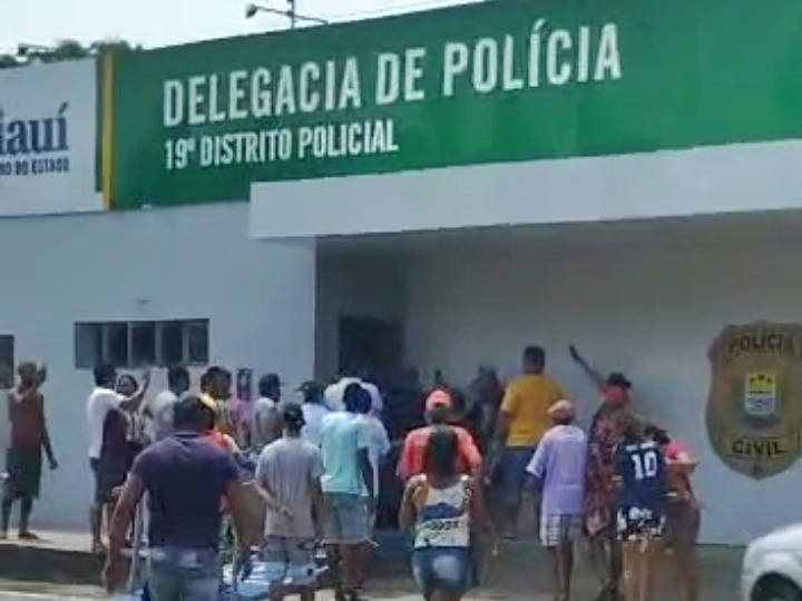 Criança de 4 meses morre após ser estrupada em Palmeirais; população tenta pegar o estrupador; vídeos!
