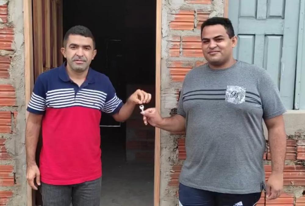 Prefeito Adelbarto Santos doa casa nova para morador de São Francisco do Maranhão