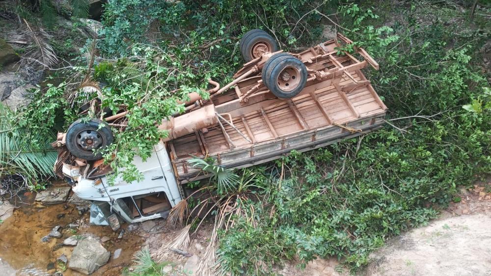 Caminhão tomba após motorista perder controle em ponte de Monsenhor Gil