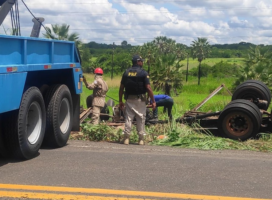 Motorista morre após caminhão carregado de farinha capotar na BR 316 no Piauí