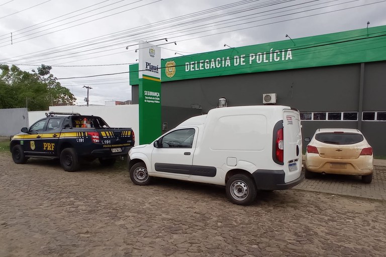 Polícia recupera dois carros de uma lapada só na BR-343 durante abordagem no Piauí