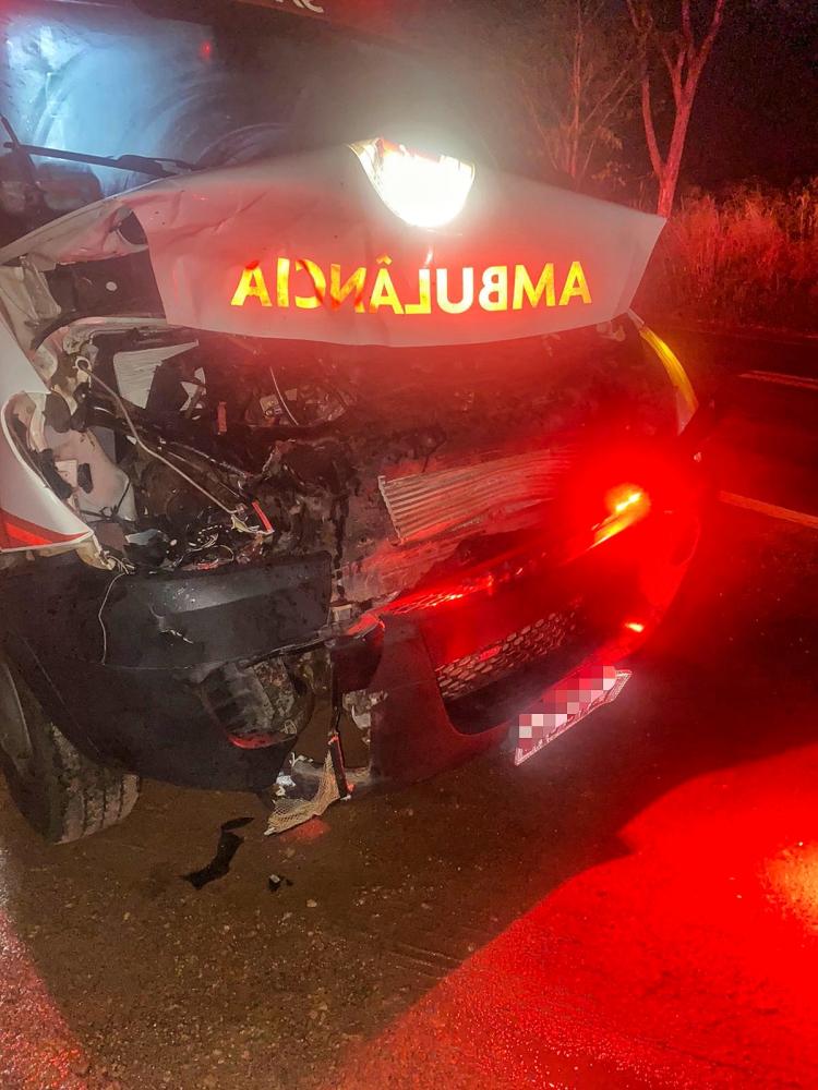 Ambulância do SAMU se envolve em acidente próximo ao município de Monsenhor Gil