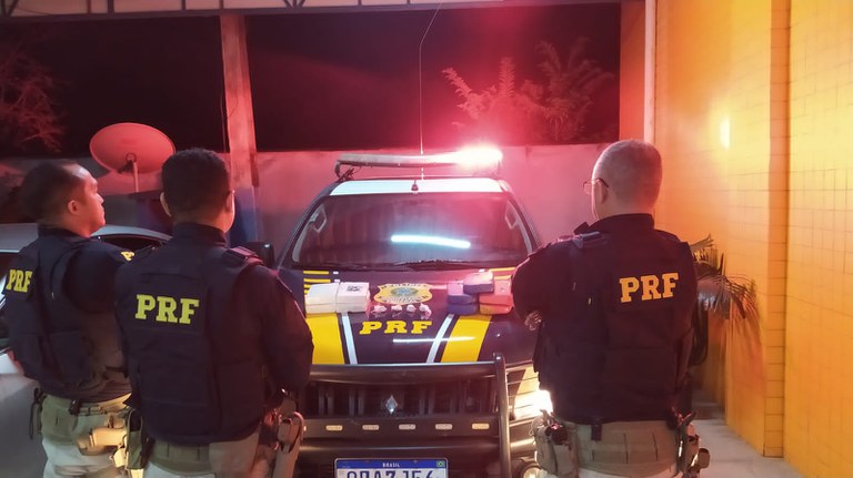 Polícia apreende mais de 9kg de cocaína dentro em ônibus em Floriano