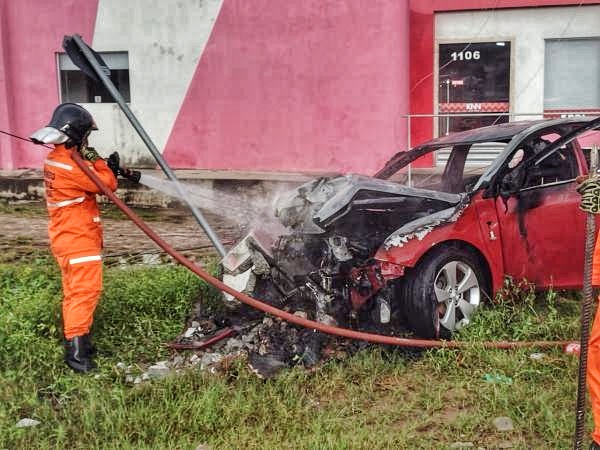 Carro pega fogo e fica destruído após motorista colidir em poste na cidade de Floriano