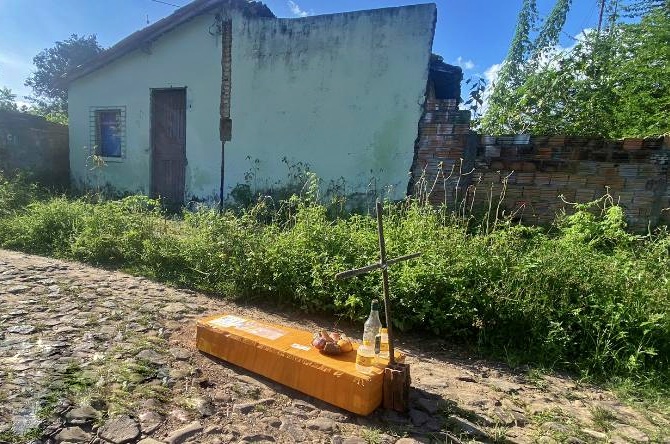 Caixão com cruz e garrafas de cachaça intriga moradores no Norte do Piauí