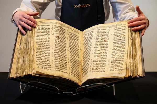 Bíblia Sagrada é comprada por 38 milhões e se torna o manuscrito mais valioso do mundo