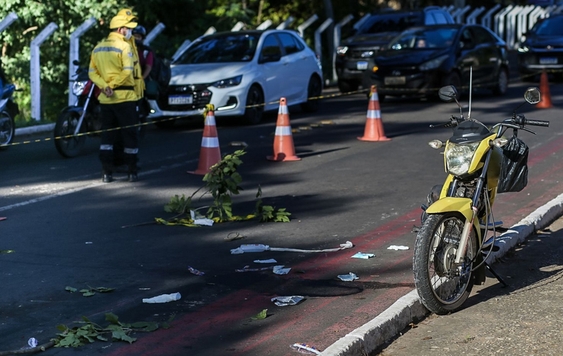Acidente com carreta mata mototaxista e deixa passageira ferida em Timon
