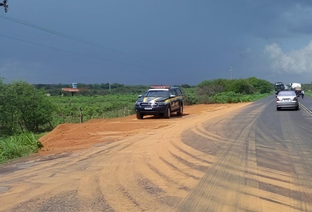 Piauí: Acidente frontal entre carro de passeio e Scania deixa idoso morto na BR-316
