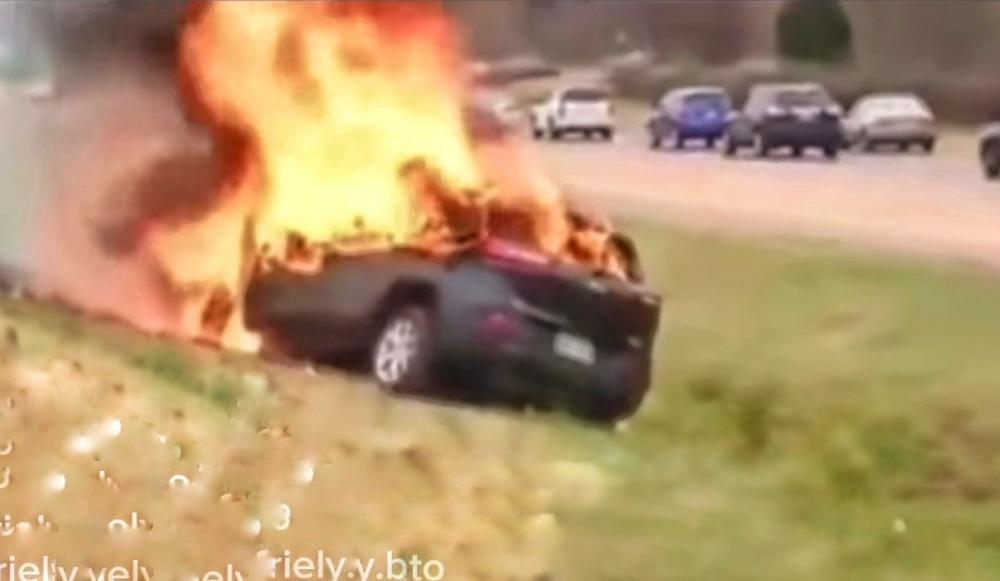 Milagre: Motorista e bíblia sagrada ficam intactos após carro pegar fogo em estrada movimentada; vídeo!