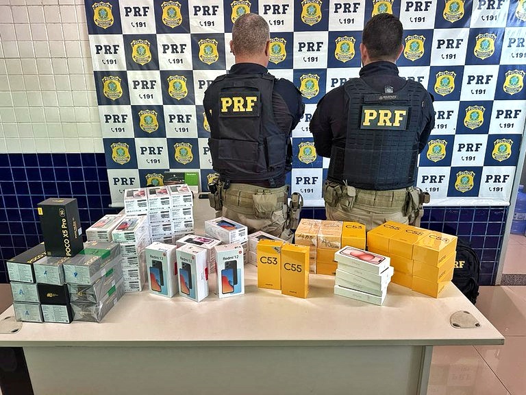 Polícia apreende celulares dentro de ônibus avaliado em mais de R$ 114 mil, em Floriano
